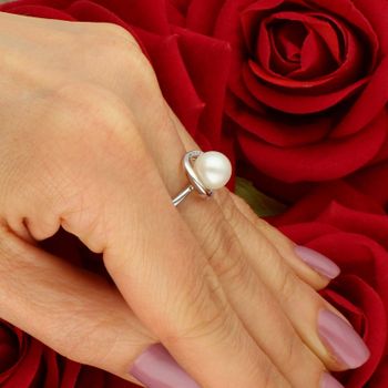 Pierścionek z białego złota 585 z perłą i diamentami – subtelna elegancja.jpg